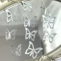Λεπτομερής κοντινή λήψη από ασημένιες 3D κούφιες πεταλούδες τούρτας σε καθρέφτη. - 10 Τεμάχια (Πλάτος 3.8cm*5+Πλάτος 4.5cm*5) / Ασημί