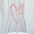Detalle de cake topper super mom acrílico, diseño de corazón rosa para día de la madre. - Rosa y Blanco Super Mom