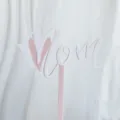 Primer plano del adorno de tarta de acrilico rosa con diseno de corazon para madres. - MOM de Doble Capa