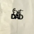 Primo piano dettaglio del topper per torta Best DAD in acrilico nero con asta trasparente. - Miglior papà in inglese nero (include bastoncino in acrilico trasparente)