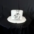 Primer plano de un adorno para pastel de graduación de acrílico negro con silueta. - Pose de Doctor Masculino / Negro