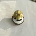 Dettaglio in primo piano di un topper per cupcake in acrilico dorato Best Dad Ever per la festa. - Disco Rotondo Best DAD Oro / Confezione da 5