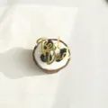 Vista dettagliata ravvicinata del cake topper dorato Best Dad sulla crema bianca. - Miglior papà, oro