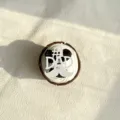 Vista dettagliata del topper per cupcake in acrilico per la festa del papà con scritta #1 dad. - Papà n. 1 bianco (altezza circa 5 cm)