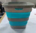 Seau pliable rétractable vue de détail pour camping en plein air et lavage de voiture. - Bleu gris