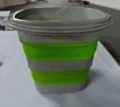 Seau pliable portable en gris et vert, idéal pour la pêche en plein air, le lavage et le stockage. - Vert Gris