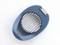 Vue de détail du trancheur d'œufs en fil d'acier avec grille et cadre en plastique robuste. - Coupe-œuf gris-bleu de 3,5 cm