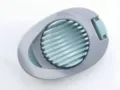 Vue détaillée d'un coupe-œufs manuel, cadre plastique gris avec des fils tranchants. - Coupe-œuf vert-gris de 3,5 cm