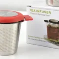 Infuseur à thé en acier inoxydable avec couvercle en silicone rouge et double poignée. - Boîte de Couleur / Rouge (Boîte de couleur)
