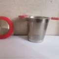 Filtre a the en acier inoxydable avec poignees en silicone et couvercle pour infusion de the. - Rouge