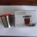 Infuseur à thé en acier inoxydable avec couvercle en silicone rouge et double poignée. - Boîte de Couleur / Rouge