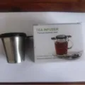 Infuseur à thé en acier inoxydable avec couvercle et double poignée pour tasses et mugs - Boîte de Couleur / Noir