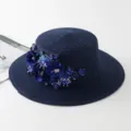 Dunkelblauer Strohhut Detail, elegante Blumen Strass Dekoration, breite Krempe Sommer. - M (56-58cm) / Marineblau