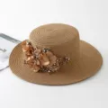 Detailansicht des Damen Strohhutes mit eleganter Blumen Strass Verzierung an der Seite. - M (56-58cm) / Khaki