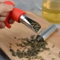 Infuseur à thé en silicone en forme de bonhomme et acier inoxydable avec crochet suspendu. - Rose rouge