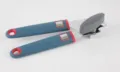 Manueller Dosenöffner aus Edelstahl mit blauem ergonomischem Griff, Küchenhelfer. - Dosenöffner