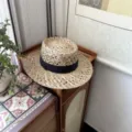 Variante de chapeau de paille avec ruban noir et couronne tressée ajourée pour vacances d'été. - Réglable (56-58cm) / Bracelet Noir