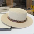 Sombrero de paja plano de mujer con banda de cuero con estampado de leopardo. - Ajustable / Beige