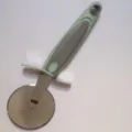 Edelstahl Pizzaschneider mit ergonomischem grünem und grauem Griff zum Backen. - Pizzaschneider