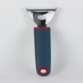 Edelstahl Gemüseschäler mit ergonomischem blauem Silikongriff für die Küchenzubereitung. - Dreiecksreiben