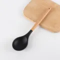 Cucchiaio da zuppa in silicone con manico in legno per cucina, utensile antiaderente. - Cucchiai