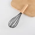 Frusta da cucina in filo nero con manico in legno per cottura e pasticceria, utensile pratico. - Frusta