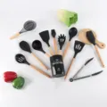 Set di 12 utensili da cucina in silicone con manici in legno resistenti al calore - Set da 12