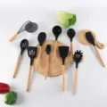 Set di utensili da cucina in silicone con manici in legno, variante essenziale. - Set da 10 pezzi