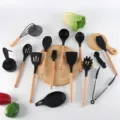 Set completo di utensili da cucina in silicone con manici in legno per uso domestico. - Set economico da 12 pezzi