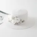 Weißer Strohhut im Detail, flache Form mit eleganten weißen Stoffblumen und feinen Strasssteinen. - M (56-58cm) / Weiß