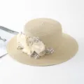Eleganter Strohsonnenhut mit Blumen und Strass für Damen breite Krempe Strand UV Schutz - M (56-58cm) / Beige