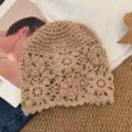 Beige, handgemachte Häkel-Strickmütze mit Lochmuster, Vintage-Retro-Stil für Damen. - Khaki