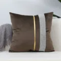 Vista dettagliata della federa per cuscino in velluto marrone con strass e banda dorata - Federe 30*50 senza imbottitura / Applicazione in strass color caffè