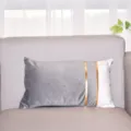Dettaglio del cuscino in velluto bicolore con design moderno e strisce dorate di lusso. - Doppia fila di lingotti d'oro 30*50 (senza imbottitura) / Grigio