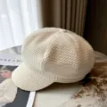 Detailopname van een beige getextureerde houndstooth pet in een stijlvolle setting - Beige