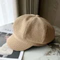 Detailweergave van een Britse newsboy pet met retro pied-de-poule geweven textuur in kaki. - Khaki
