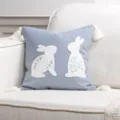 Federa per cuscino pasquale in lino blu con nappe bianche e grazioso ricamo di conigli. - 45x45cm / Azzurro