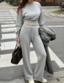 Λεπτομέρεια από γκρι crop top μακρυμάνικο και άνετο παντελόνι σε εξωτερικό χώρο. - L / Επάνω Και Κάτω Μέρος / Γκρι