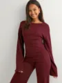 Gedetailleerd overzicht van de bordeauxrode top met lange mouwen en bijpassende broek. - S / Top And Bottom / Bordeauxrood