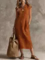 Vista dettagliata dell'elegante abito midi con scollo a V, bottoni e pratiche tasche. - Marrone chiaro
