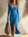 Prachtige blauwe gebreide lange jurk met hoge split en chique knopen aan de voorkant. - S / Blauw