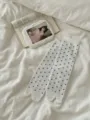 Vista detallada de calcetines tabi blancos de mujer con lunares negros de moda. - Talla única / Blanco