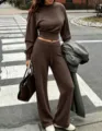 Κομψό και μοντέρνο καφέ casual σετ δύο τεμαχίων με crop top και ασορτί φαρδύ παντελόνι. - S / Επάνω Και Κάτω Μέρος / Καφέ