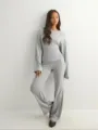 Detailopname van de casual herfstset met ronde hals en lange broek in lichtgrijze kleur. - S / Top And Bottom / Grijs