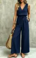 Vista dettagliata della tuta blu scuro senza maniche con scollo a V e borsa di paglia. - Taglia S / Blu navy