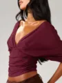 Nahaufnahme der Damen tief V Ausschnitt Fledermausärmel tailliertes Crop Top in Weinrot. - S / Oberteile / Burgunderrot