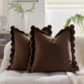 Copricuscino in velluto marrone con elegante bordo smerlato e profilo bianco per decorare il divano. - Bordo a mezzaluna color caffè