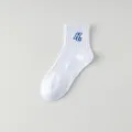 Cómodos calcetines deportivos blancos para hombre con elegante diseño de logotipo bordado. - Bordado H