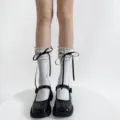 Spitzen Lolita Socken Schwarze Schleife Weiße WadenSocken Mary Jane Schuhe Modestil Art - Einheitsgröße / Knöchelsocken / Weiß mit Schwarzem Band