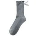 Calcetines grises de algodón para mujer con elegante borde de volantes y lazo blanco. - Talla única / Gris claro